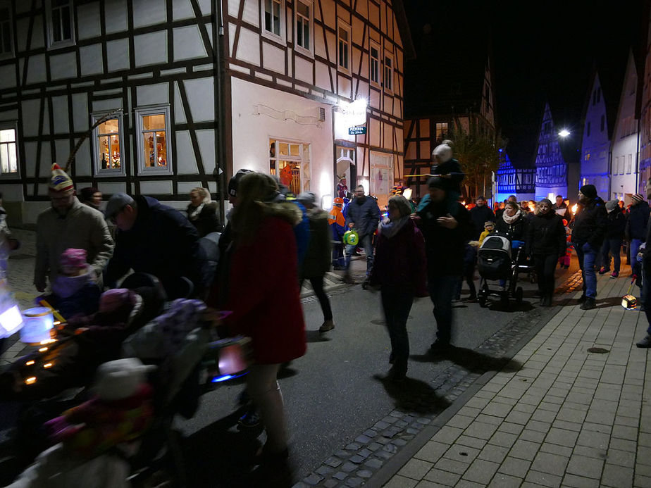 Sankt Martin Laternenumzug durch die Stadt (Foto: Karl-Franz Thiede)